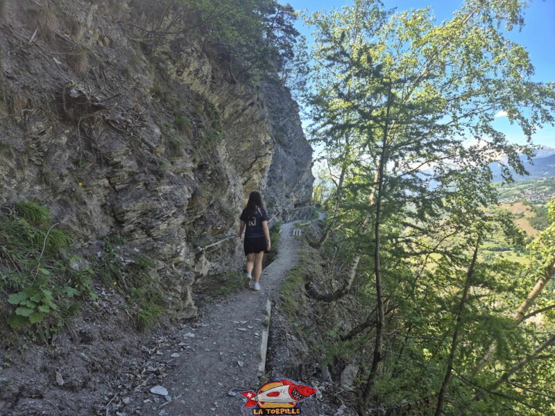Un passage sécurisé par des cordes fixes. Grand bisse de Lens, Valais central. Un passage sécurisé par des cordes fixes. Grand bisse de Lens, Valais central.