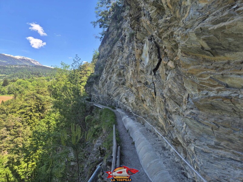 La vue vers l'arrière sur la vallée de la Lienne. La vue vers l'arrière sur la vallée de la Lienne. Zone vertigineuse. Grand bisse de Lens, Valais central.