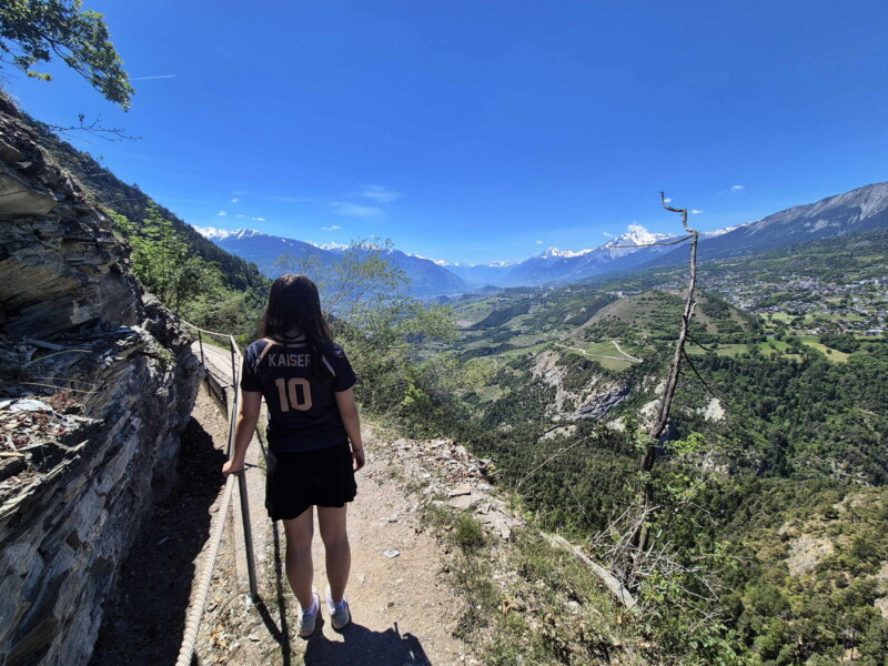 La vue sur la partie inférieure de la vallée de la Lienne. La vue sur la partie inférieure de la vallée de la Lienne. Zone vertigineuse. Grand bisse de Lens, Valais central.