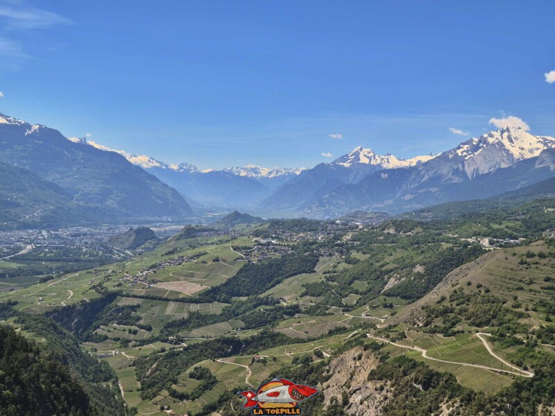 La vue direction ouest sur le Grand Chavalard (milieu) et Haut de Cry (droite). Zone vertigineuse. Grand bisse de Lens, Valais central. La vue direction ouest sur le Grand Chavalard (milieu) et Haut de Cry (droite). Zone vertigineuse. Grand bisse de Lens, Valais central.