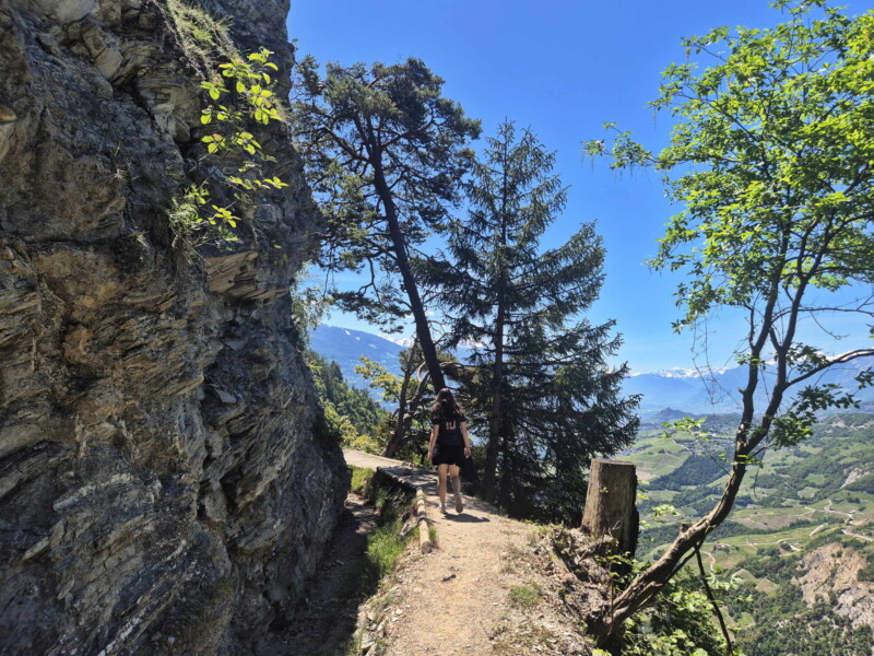 Zone vertigineuse. Grand bisse de Lens, Valais central.
