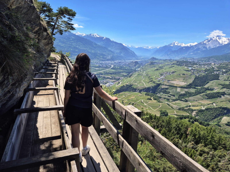 Le chemin le long de cheneaux au pied de la vallée de la Lienne. Grand bisse de Lens, Valais central. Le chemin le long de cheneaux au pied de la vallée de la Lienne. Grand bisse de Lens, Valais central.