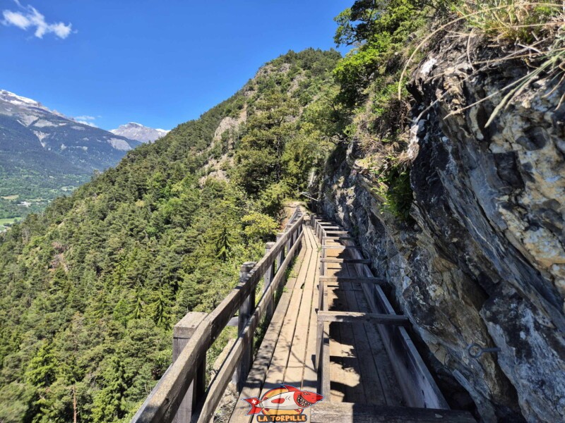 Zone vertigineuse. Grand bisse de Lens, Valais central.