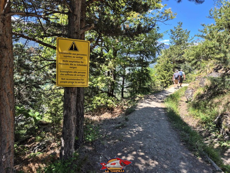 La fin de la zone vertigineuse. Zone vertigineuse. Grand bisse de Lens, Valais central. La fin de la zone vertigineuse. Zone vertigineuse. Grand bisse de Lens, Valais central.