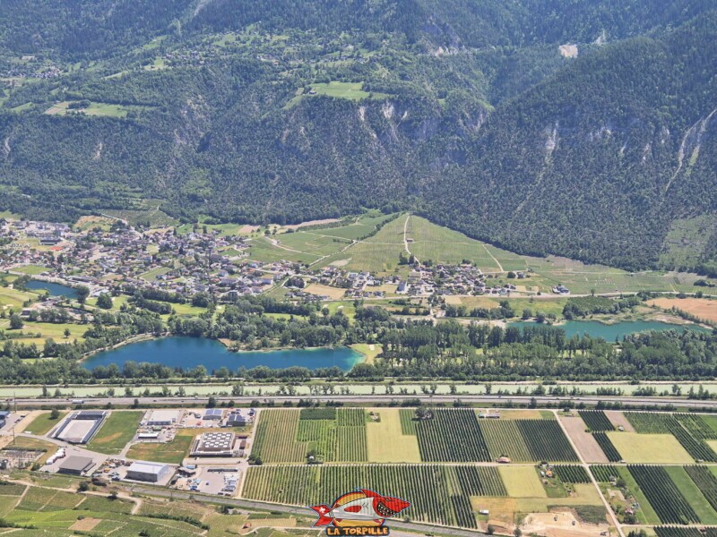 La vue rapprochée sur la gouille des Bousses, le lac de la Brèche et le lac de la Corne. Point de vue. Grand bisse de Lens, Valais central. La vue rapprochée sur la gouille des Bousses, le lac de la Brèche et le lac de la Corne. Point de vue. Grand bisse de Lens, Valais central.