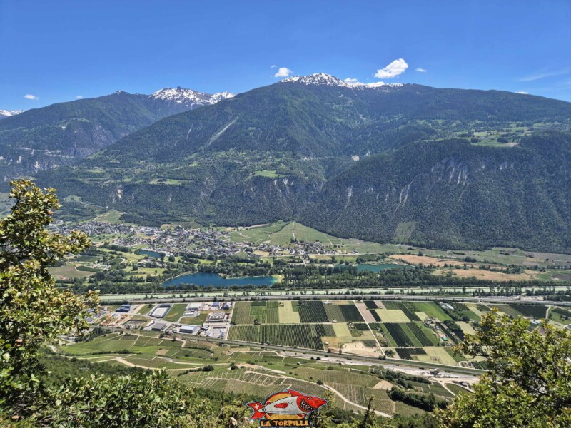 Zoom depuis le grand bisse de Lens sur la lac de la Brèche. De gauche à droite, la Gouille des Bousses, le lac de la Brèche et le lac de la Corne. Zoom depuis le grand bisse de Lens sur la lac de la Brèche. De gauche à droite, la Gouille des Bousses, le lac de la Brèche et le lac de la Corne.