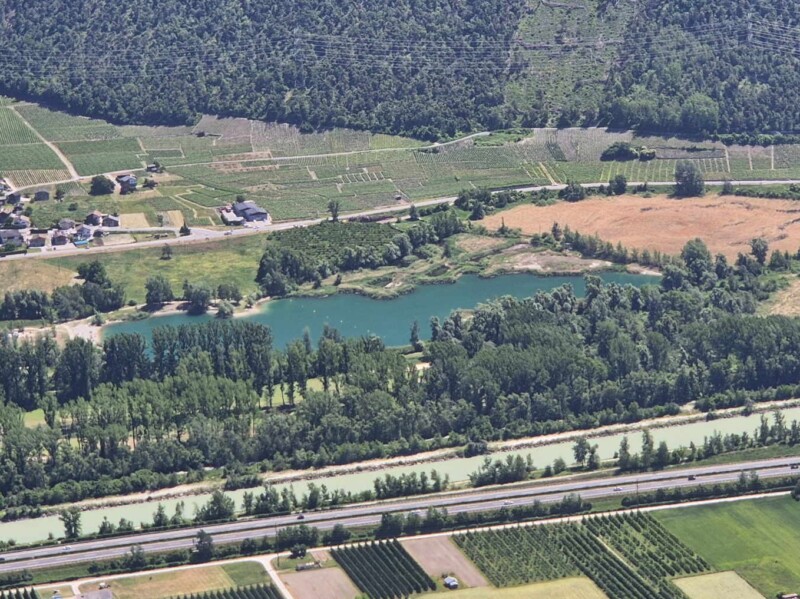 Le lac de la Corne. Les eaux turquoise du lac comparées aux eaux du Rhône. Le lac de la Corne. Les eaux turquoise du lac comparées aux eaux du Rhône.