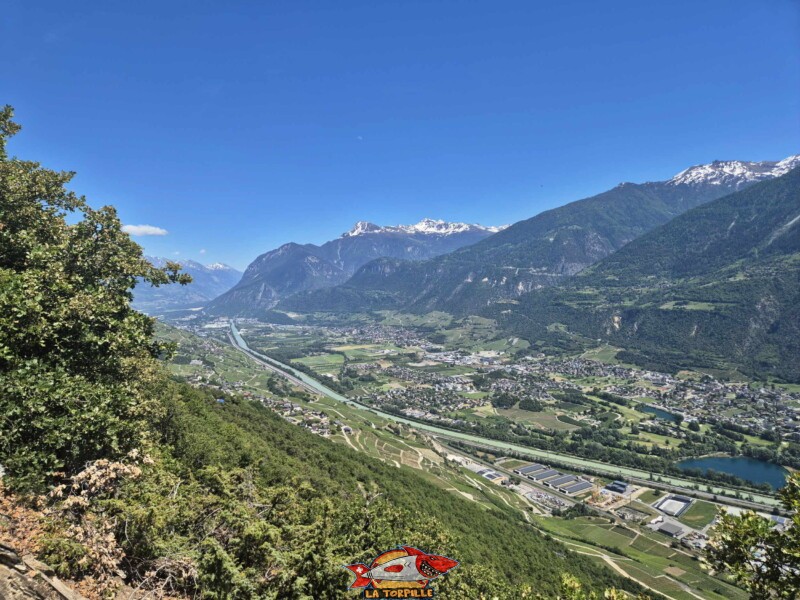 La vue direction est. Sur la droite, le val d'Anniviers puis le val de Réchy. Point de vue. Grand bisse de Lens, Valais central. La vue direction est. Sur la droite, le val d'Anniviers puis le val de Réchy. Point de vue. Grand bisse de Lens, Valais central.