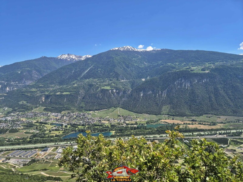 La vue direction sud-est. les lacs de Granges/Sierre et Grône. Point de vue. Grand bisse de Lens, Valais central. La vue direction sud-est. les lacs de Granges/Sierre et Grône. Point de vue. Grand bisse de Lens, Valais central.