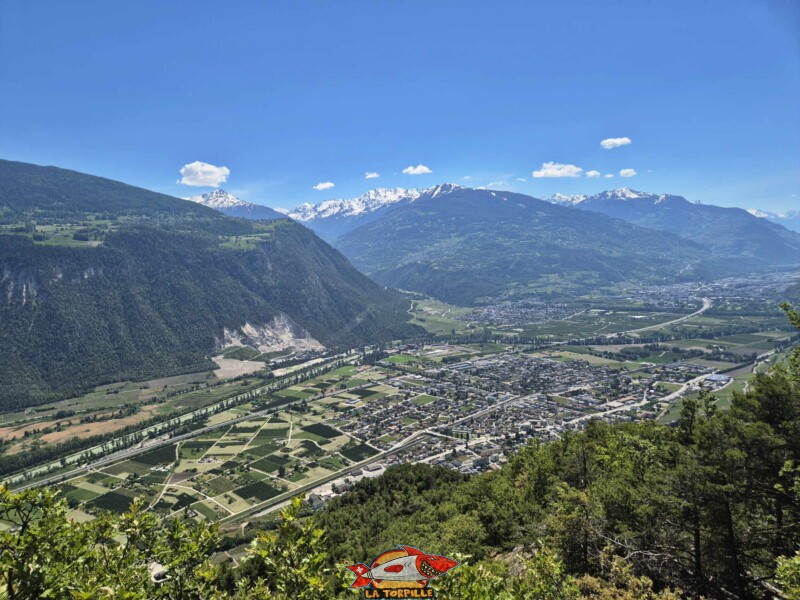 La vue direction sud-ouest. Le village de St-Léonard et le début du val d'Hérens. Point de vue. Grand bisse de Lens, Valais central. La vue direction sud-ouest. Le village de St-Léonard et le début du val d'Hérens. Point de vue. Grand bisse de Lens, Valais central.