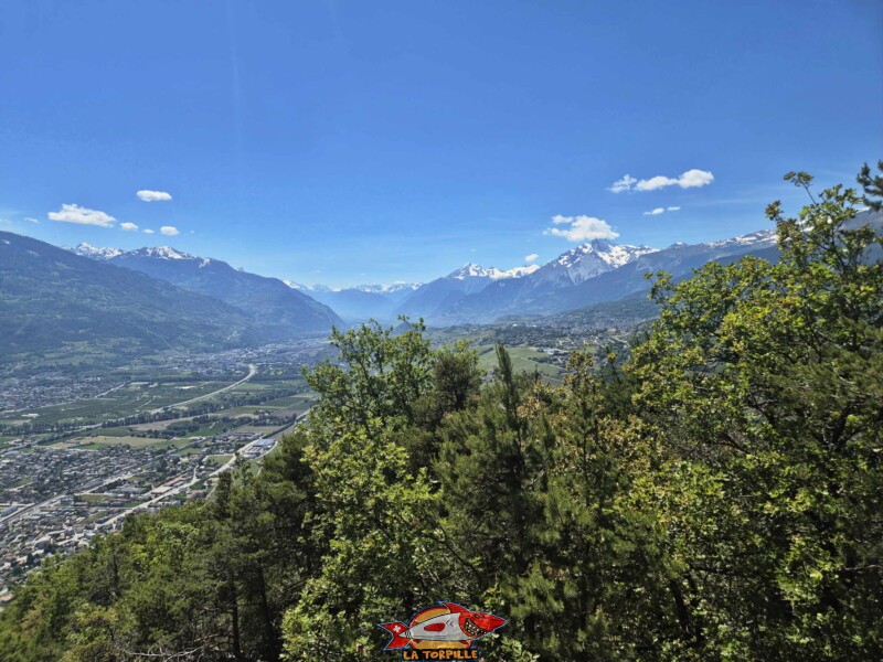 La vue direction ouest. Le Grand Chavalard et Haut de Cry. La vue direction ouest. Le Grand Chavalard et Haut de Cry. Point de vue. Grand bisse de Lens, Valais central.