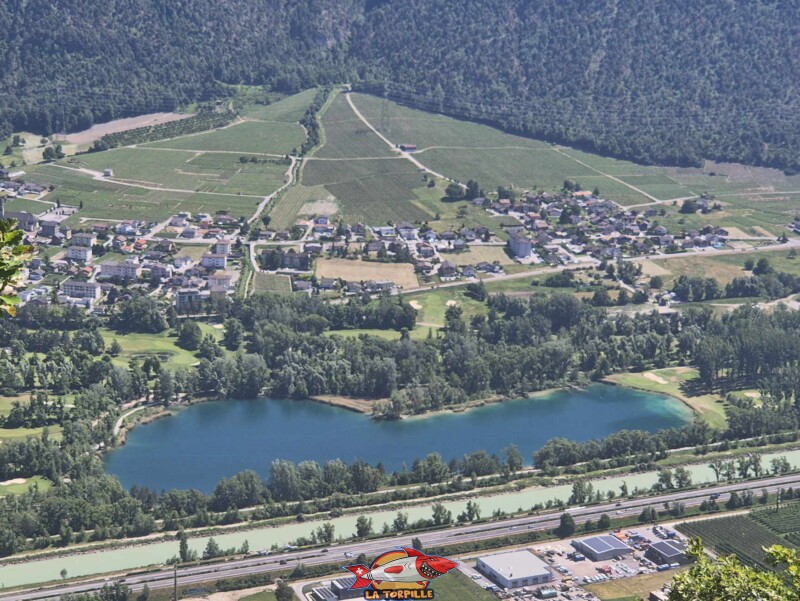 Zoom depuis le grand bisse de Lens sur la lac de la Brèche. Zoom depuis le grand bisse de Lens sur la lac de la Brèche.
