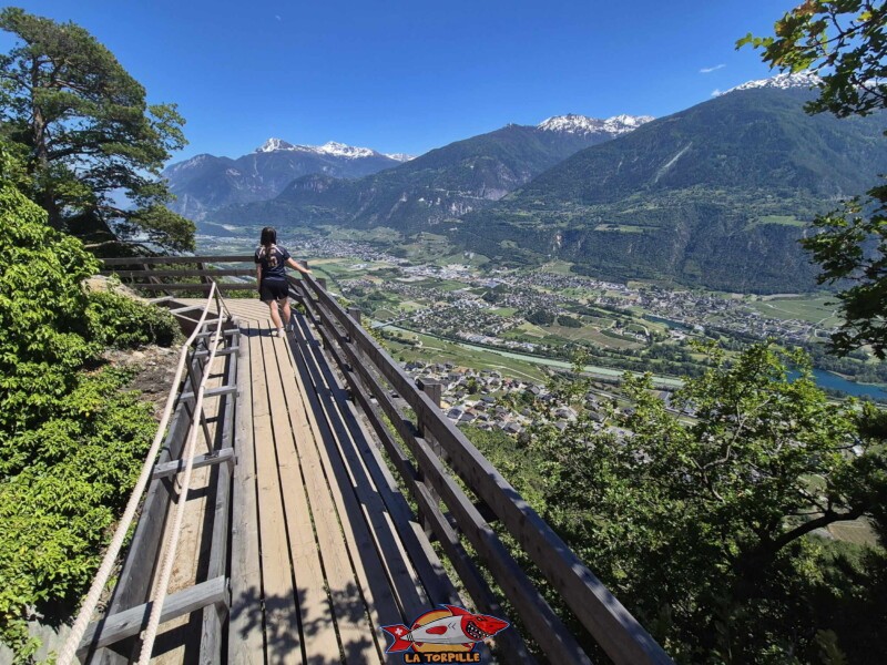 Un magnifique passage suspendu au-dessus de la vallée du Rhône. Grand bisse de Lens, Valais central. Un magnifique passage suspendu au-dessus de la vallée du Rhône. Grand bisse de Lens, Valais central.