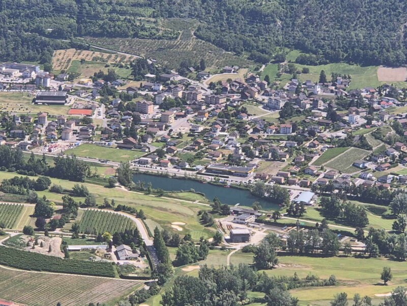 La gouille des Bousses. Les eaux turquoise du lac comparées aux eaux du Rhône. La gouille des Bousses. Les eaux turquoise du lac comparées aux eaux du Rhône.
