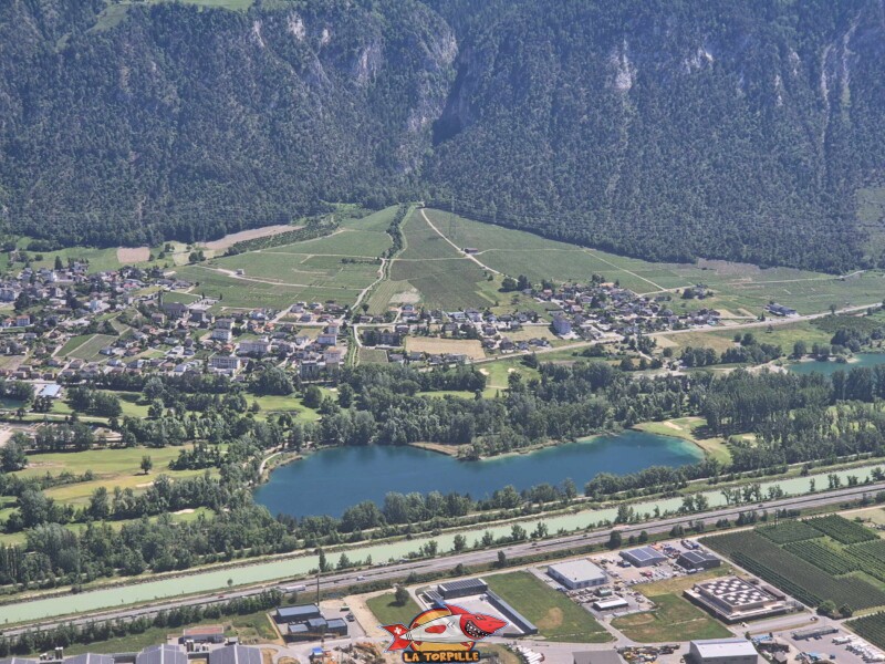 Le lac de la Brèche et le village de Grône. Le lac de la Brèche et le village de Grône.