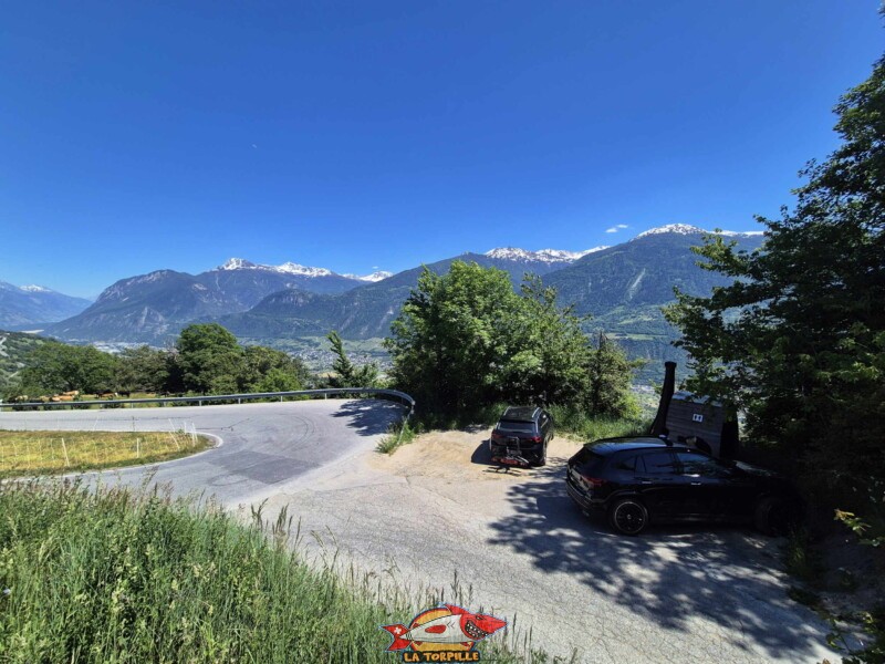 Retour Parking. Grand bisse de Lens, Valais central. Retour Parking. Grand bisse de Lens, Valais central.