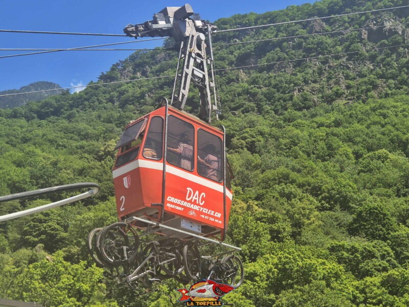 Des vélos transportés sous une benne. Téléphérique DAC Dorénaz – Alesse – Champex Des vélos transportés sous une benne. Téléphérique DAC Dorénaz – Alesse – Champex