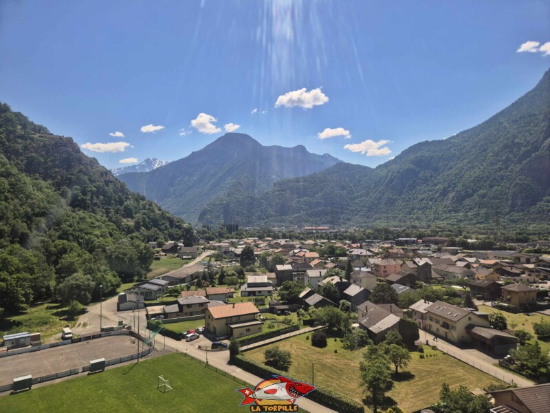 trajet en téléphérique entre Dorénaz et Alesse. La vue sur la vallée du Rhône en direction de Martigny. En arrière-plan, Roc Blanc. trajet en téléphérique entre Dorénaz et Alesse. La vue sur la vallée du Rhône en direction de Martigny. En arrière-plan, Roc Blanc. Téléphérique DAC Dorénaz – Alesse – Champex