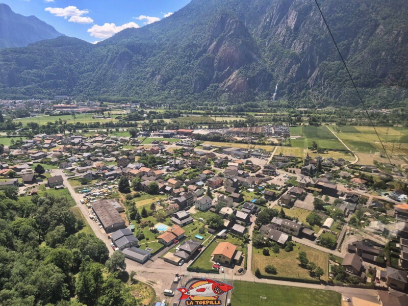 trajet en téléphérique entre Dorénaz et Alesse. Le village de Dorénaz. Téléphérique DAC Dorénaz – Alesse – Champex trajet en téléphérique entre Dorénaz et Alesse. Le village de Dorénaz. Téléphérique DAC Dorénaz – Alesse – Champex