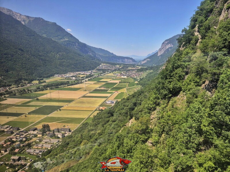 trajet en téléphérique entre Dorénaz et Alesse. La vallée du Rhône en direction du Léman. En arrière-plan, le resserrement de la région de Saint-Maurice. trajet en téléphérique entre Dorénaz et Alesse. La vallée du Rhône en direction du Léman. En arrière-plan, le resserrement de la région de Saint-Maurice. Téléphérique DAC Dorénaz – Alesse – Champex