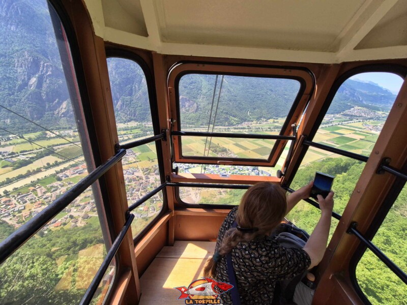 trajet en téléphérique entre Dorénaz et Alesse. La jolie vue sur la vallée du Rhône. Téléphérique DAC Dorénaz – Alesse – Champex trajet en téléphérique entre Dorénaz et Alesse. La jolie vue sur la vallée du Rhône. Téléphérique DAC Dorénaz – Alesse – Champex