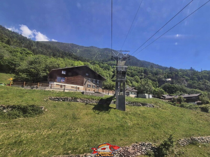 Station intermédiaire - Alesse. La station d'Alesse depuis le téléphérique côté aval. Téléphérique DAC Dorénaz – Alesse – Champex Station intermédiaire - Alesse. La station d'Alesse depuis le téléphérique côté aval. Téléphérique DAC Dorénaz – Alesse – Champex