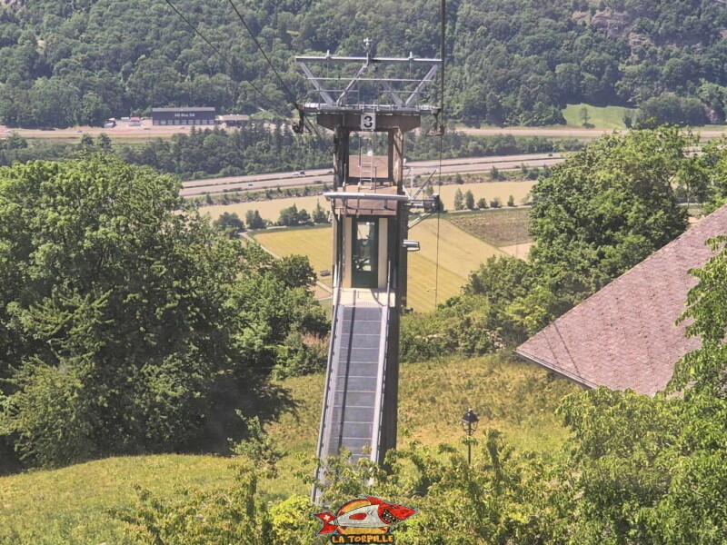 Station intermédiaire - Alesse. La station d'Alesse depuis le téléphérique côté amont. Téléphérique DAC Dorénaz – Alesse – Champex Station intermédiaire - Alesse. La station d'Alesse depuis le téléphérique côté amont. Téléphérique DAC Dorénaz – Alesse – Champex