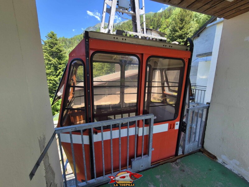 La benne à la station de Champex Téléphérique DAC Dorénaz – Alesse – Champex La benne à la station de Champex. Station supérieure - Champex. Téléphérique DAC Dorénaz – Alesse – Champex