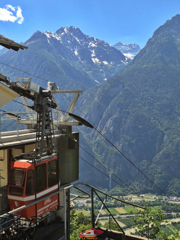 La magnifique vue sur la cascade de la Pissevache au niveau de la vallée du Rhône. Téléphérique DAC Dorénaz – Alesse – Champex La magnifique vue sur la cascade de la Pissevache au niveau de la vallée du Rhône. Téléphérique DAC Dorénaz – Alesse – Champex