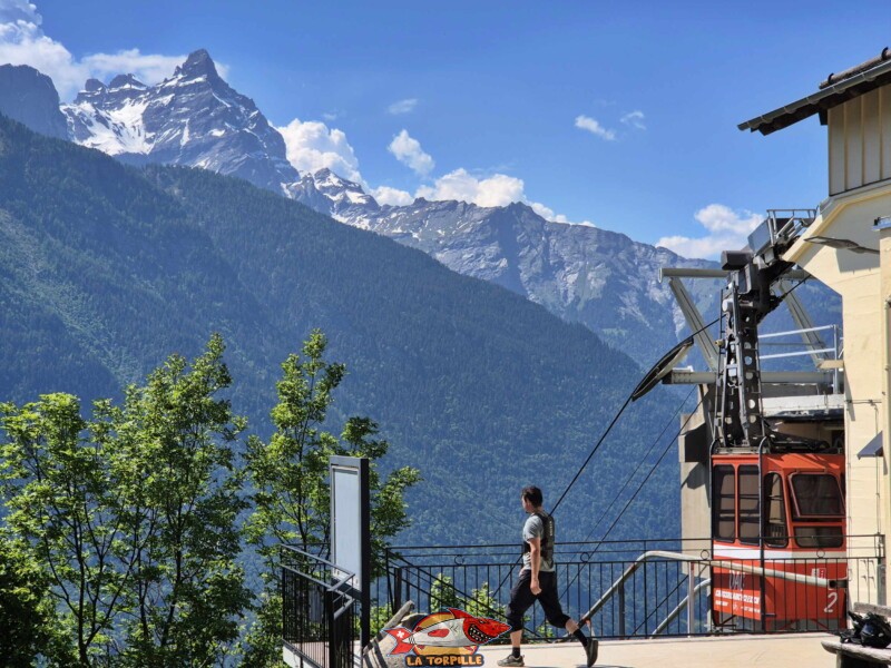 Le magnifique zoom avec les Dents du Midi sur la gauche. Station supérieure - Champex. Téléphérique DAC Dorénaz – Alesse – Champex Le magnifique zoom avec les Dents du Midi sur la gauche. Station supérieure - Champex. Téléphérique DAC Dorénaz – Alesse – Champex