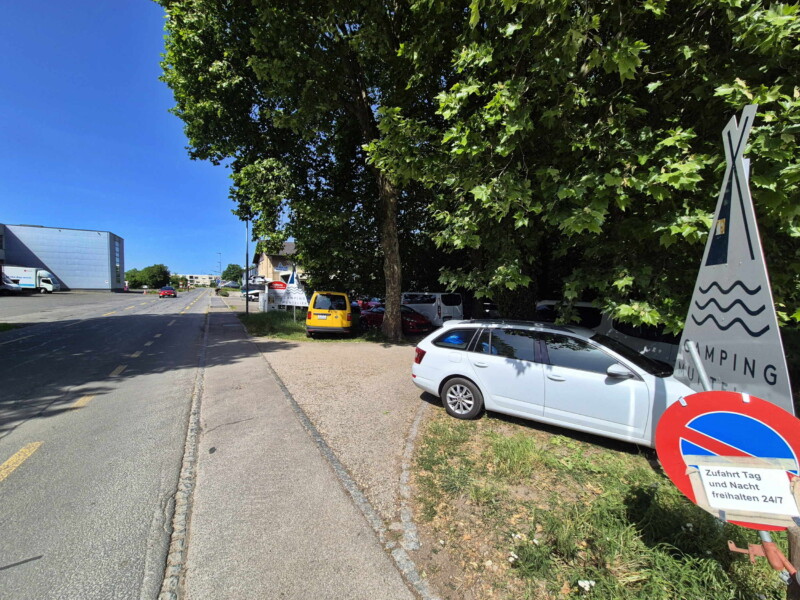 L'accès au camping Muntelier depuis la route principale (Hauptstrasse). Plage du Camping Muntelier, région Morat. Plage municipale de Montilier, région du lac, canton de Fribourg, lac de Morat.