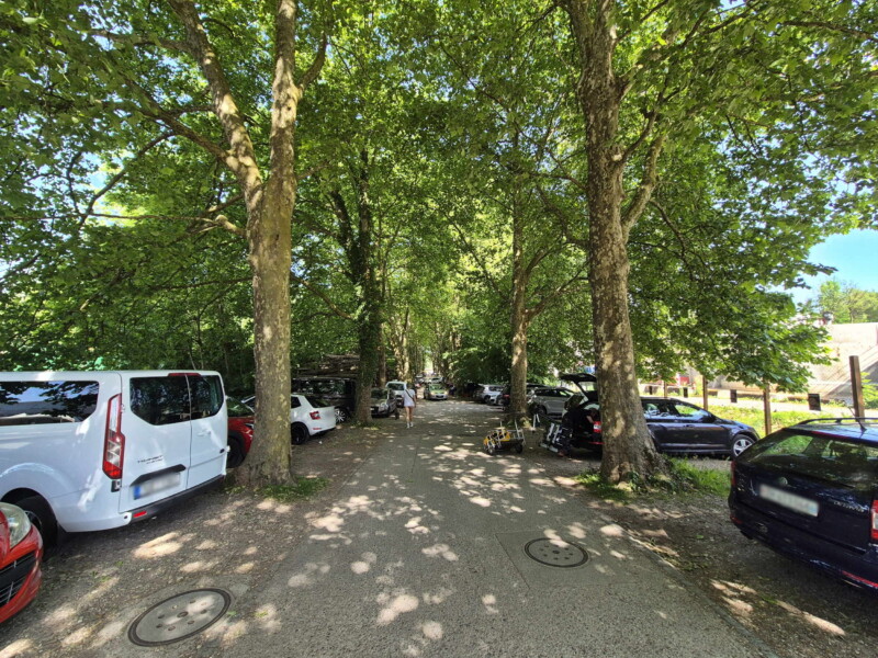 La route d'accès (Campingweg) et le parking du campung Muntelier. Plage du Camping Muntelier, région Morat. Plage municipale de Montilier, région du lac, canton de Fribourg, lac de Morat.