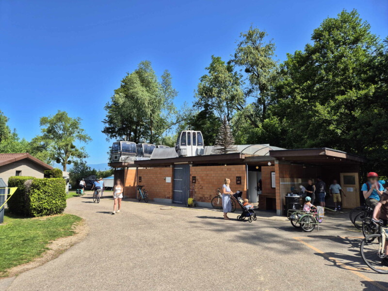 Toilettes. Plage du Camping Muntelier, région Morat.