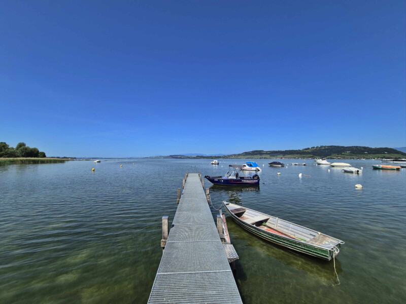 Le grand ponton direction lac. Plage du Camping Muntelier, région Morat.