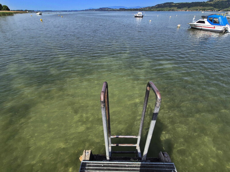Le grand ponton direction lac. Plage du Camping Muntelier, région Morat.