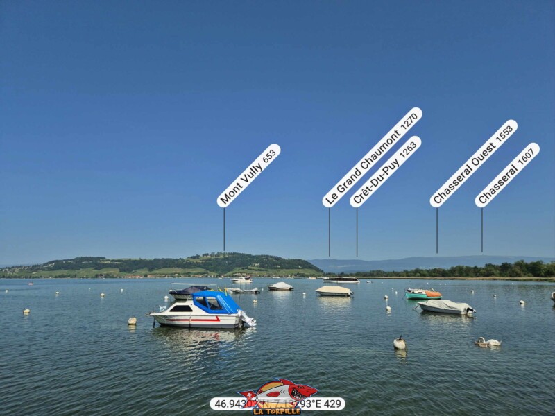 La vue direction nord-ouest. Plage du Camping Muntelier, région Morat.