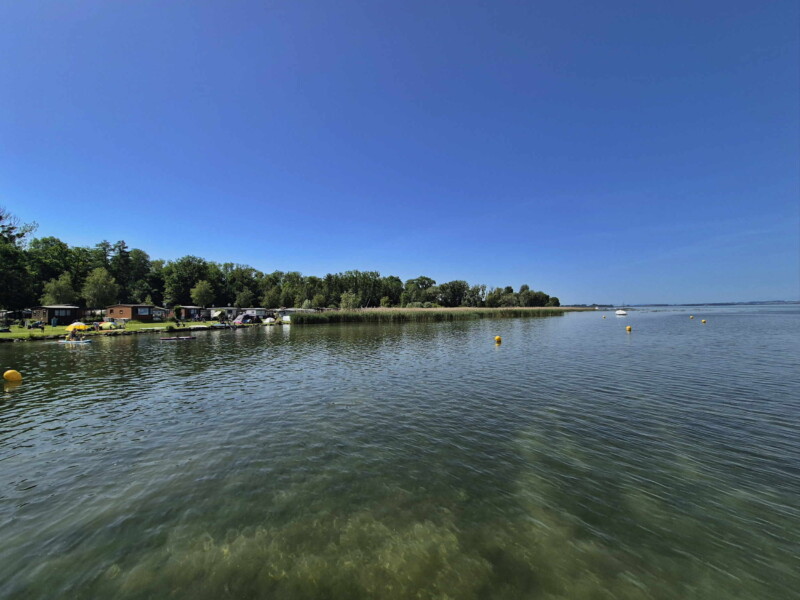 La vue direction sud-ouest. Plage du Camping Muntelier, région Morat.