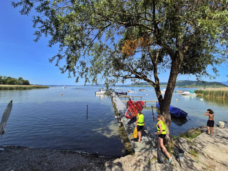Le grand ponton direction lac. Plage du Camping Muntelier, région Morat.
