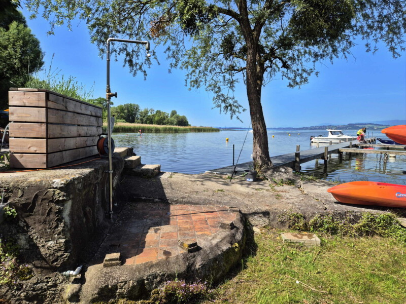 Douche. Plage du Camping Muntelier, région Morat.