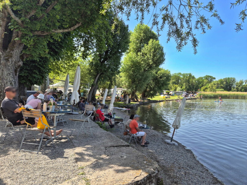plage en graviers du camping Muntelier. Plage du Camping Muntelier, région Morat.