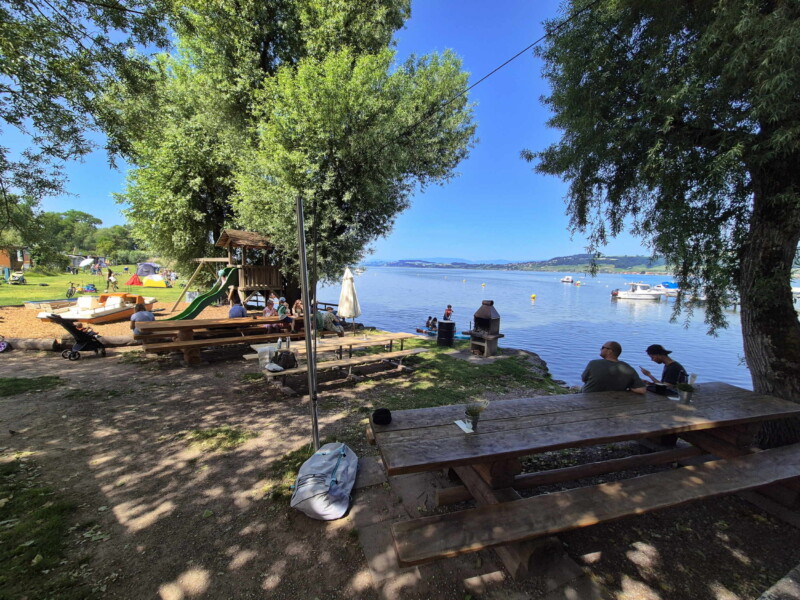 Grill & Tables. Plage du Camping Muntelier, région Morat.