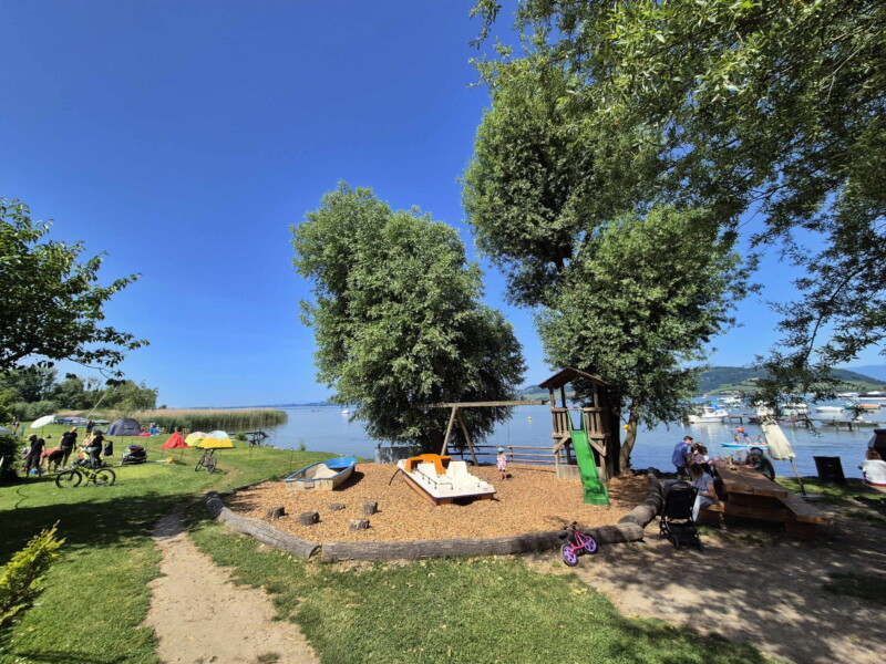 Place de jeux. Plage du Camping Muntelier, région Morat.
