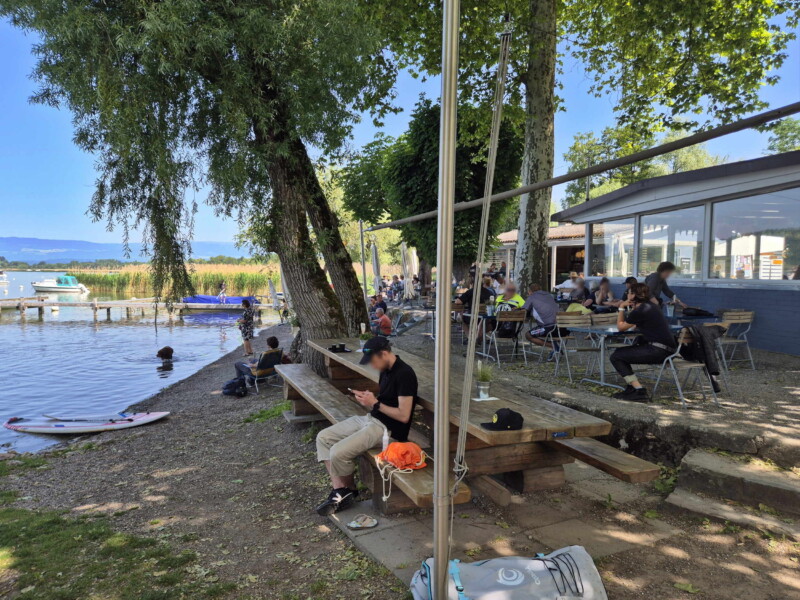 Grill & Tables. Plage du Camping Muntelier, région Morat.