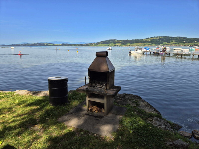 Grill & Tables. Plage du Camping Muntelier, région Morat.