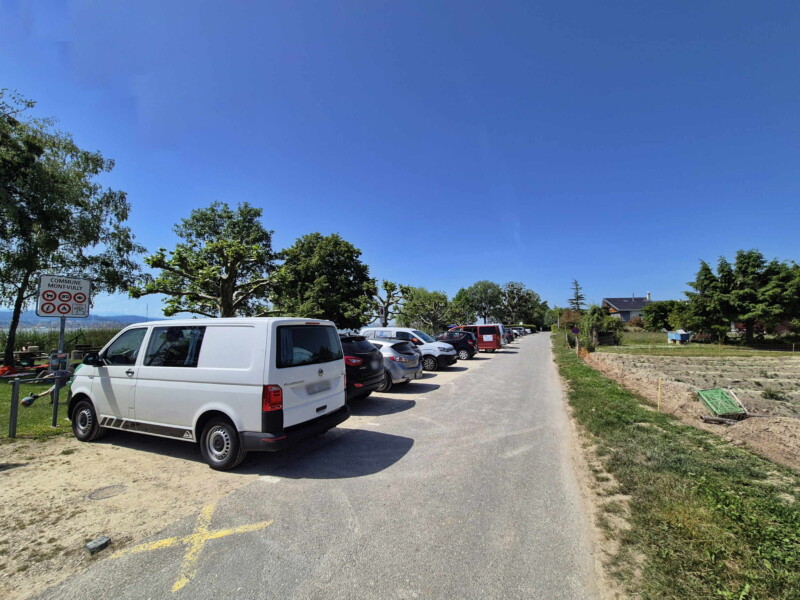 Parking. Plage de Sugiez, commune de Mont-Vully, lac de Morat, canton de Fribourg.