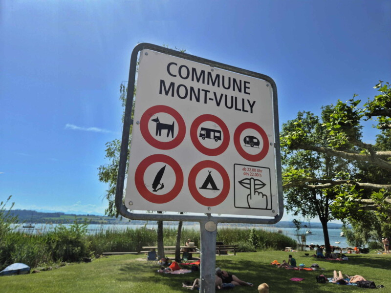 Parking. Plage de Sugiez, commune de Mont-Vully, lac de Morat, canton de Fribourg.