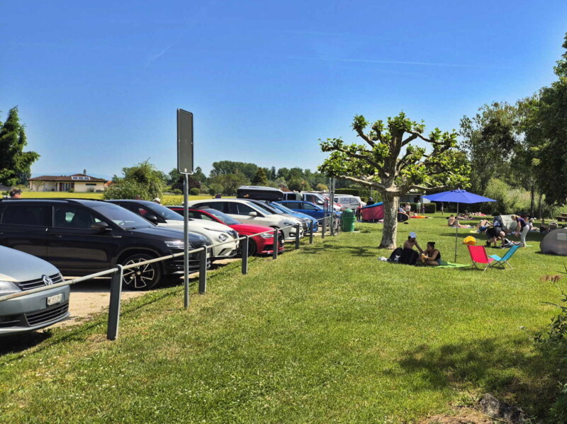Parking. Plage de Sugiez, commune de Mont-Vully, lac de Morat, canton de Fribourg.
