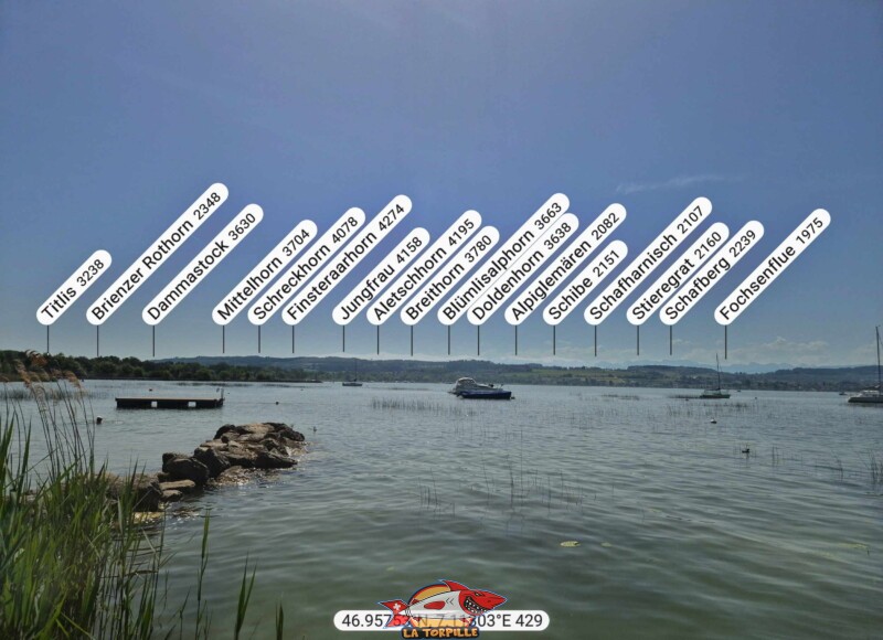 La vue direction sud-est depuis la plage de Sugiez. Plage de Sugiez, commune de Mont-Vully, lac de Morat, canton de Fribourg. La vue direction sud-est depuis la plage de Sugiez. Plage de Sugiez, commune de Mont-Vully, lac de Morat, canton de Fribourg.