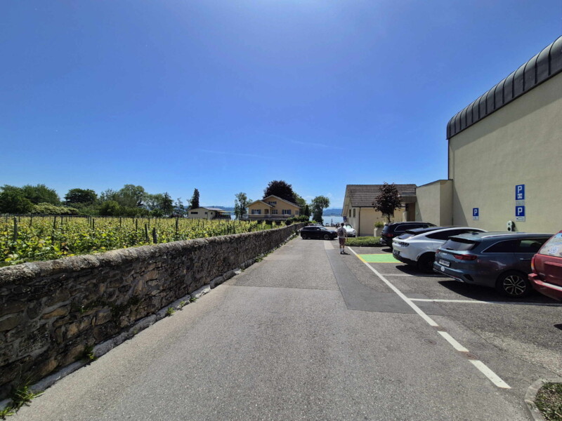 Parking rapproché. Plage de Nant, Mont-Vully, Lac de Morat, Canton de Fribourg.