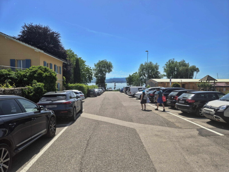 Parking rapproché. Plage de Nant, Mont-Vully, Lac de Morat, Canton de Fribourg.